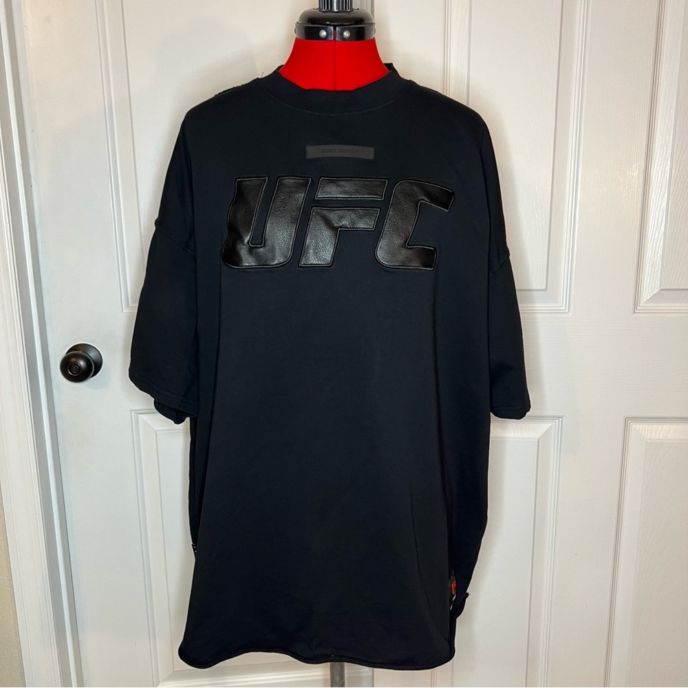 UFC Saint Morta Raised Leather Logo Black Short Sleeve T Shirt Mens XL Raw Hem